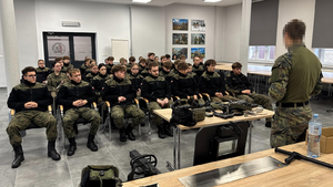  Funkcjonariusze Wydziału Organizacji i Promocji opowiedzieli młodzieży o naszej służbie i zadaniach, jakie wykonujemy na co dzień.