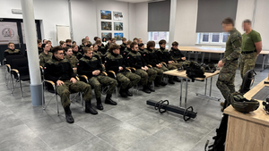  Funkcjonariusze Wydziału Organizacji i Promocji opowiedzieli młodzieży o naszej służbie i zadaniach, jakie wykonujemy na co dzień.