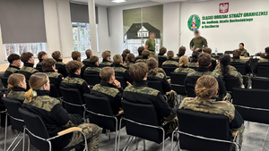  Funkcjonariusze Wydziału Organizacji i Promocji opowiedzieli młodzieży o naszej służbie i zadaniach, jakie wykonujemy na co dzień.