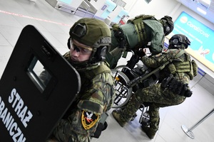  Szkolenie taktyczne z zakresu działań interwencyjnych w przypadku wystąpienia zagrożenia terrorystycznego w Międzynarodowym Porcie Lotniczym Katowice w Pyrzowicach.