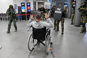  Szkolenie taktyczne z zakresu działań interwencyjnych w przypadku wystąpienia zagrożenia terrorystycznego w Międzynarodowym Porcie Lotniczym Katowice w Pyrzowicach.