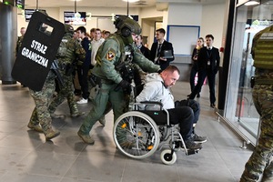  Szkolenie taktyczne z zakresu działań interwencyjnych w przypadku wystąpienia zagrożenia terrorystycznego w Międzynarodowym Porcie Lotniczym Katowice w Pyrzowicach.