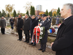 delegacje oddają hołd zmarłym 