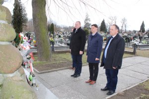 Mogiła bohaterów poległych w walkach za wolność Ojczyzny na cmentarzu w Praszce 