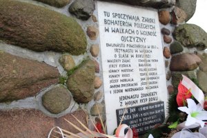 Mogiła bohaterów poległych w walkach za wolność Ojczyzny na cmentarzu w Praszce 