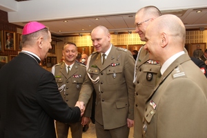 Komendanci Oddziałów SG uczestniczący we mszy świętej z okazji 100. rocznicy powołania Biskupstwa Polowego w Polsce 