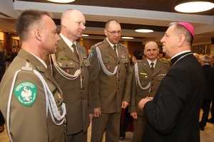 Komendanci Oddziałów SG uczestniczący we mszy świętej z okazji 100. rocznicy powołania Biskupstwa Polowego w Polsce 