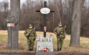 złożenie kwiatów pod krzyżem majora Wojska Polskiego Cezarego Hallera. 