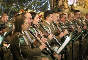 Funkcjonariusze grają na instrumentach muzycznych 