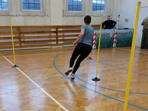 Kandydatka do służby ćwiczy na sali gimnastycznej 