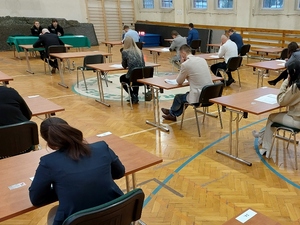 Kandydaci do służby piszą test z wiedzy ogólnej 