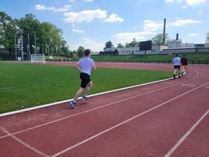 Kandydaci do służby biegają na stadionie 
