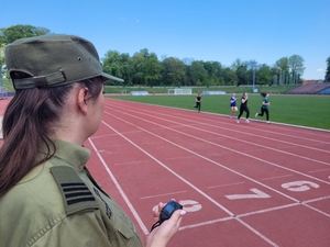 Kandydatki do służby biegają na stadionie 