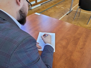 Kandydat do służby pisze test z języka obcego 