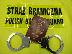 gruziński paszport i kajdanki 