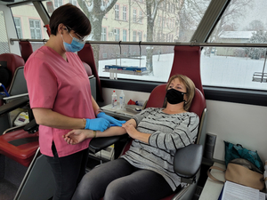 Funkcjonariusze i pracownicy ŚlOSG oddają krew 