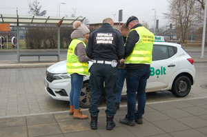Funkcjonariusze SG i ITD wykonują czynności służbowe 