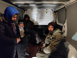 Nielegalni migranci siedzą w przestrzeni ładunkowej samochodu 