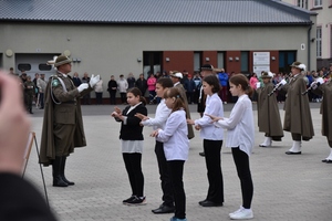 Dzieci z SOSWNiS migają Mazurka Dąbrowskiego 
