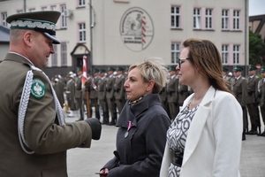 Komendant ŚlOSG wręcza odznaczenia 
