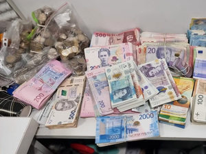 Pieniądze leżą na stoliku Pieniądze leżące na stoliku