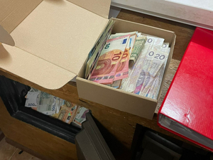 Pieniądze w papierowym kartonie Pieniądze w papierowym kartonie