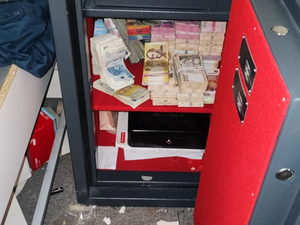 Pieniądze w sejfie Pieniądze w sejfie