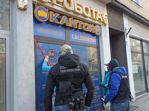 Funkcjonariusze SG i KAS stoją przed kantorem Funkcjonariusze SG i KAS stoją przed kantorem