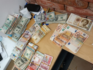 Pieniądze leżą na stoliku Pieniądze leżą na stoliku