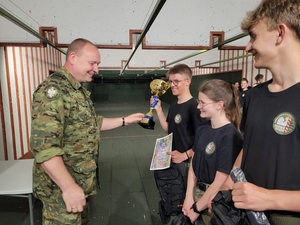 Uczniowie otrzymują puchar Uczniowie otrzymują puchar