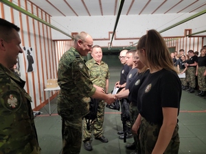 Uczniowie otrzymują nagrody Uczniowie otrzymują nagrody