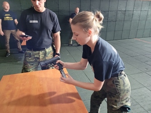 Uczennica składa pistolet Uczennica składa pistolet