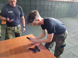 Uczeń rozkłada pistolet Uczeń rozkłada pistolet