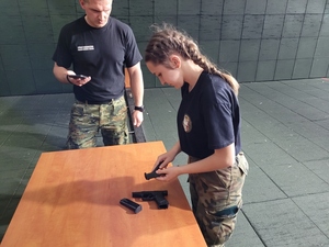 Uczennica rozkłada pistolet Uczennica rozkłada pistolet