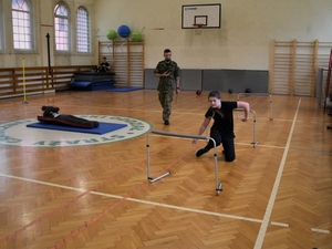 Uczennica ćwiczy na sali Uczennica ćwiczy na sali