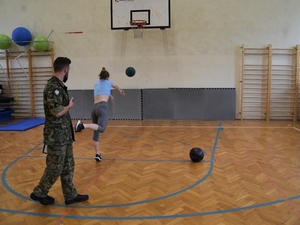 Uczennica ćwiczy na sali Uczennica ćwiczy na sali