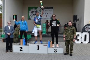 Dekoracja zwycięzców biegu