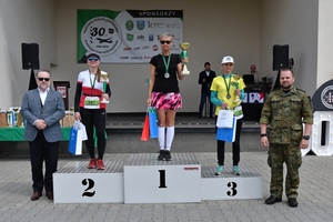 Dekoracja zwycięzców biegu