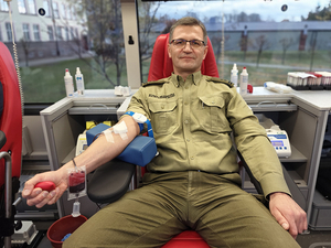 Funkcjonariusze i pracownicy Śląskiego Oddziału SG podczas oddawania krwi Funkcjonariusze i pracownicy Śląskiego Oddziału SG podczas oddawania krwi