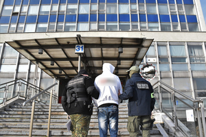 Zatrzymany Polak wprowadzany do budynku Prokuratury Zatrzymany Polak wprowadzany do budynku Prokuratury