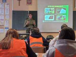 Funkcjonariuszka Placówki w Bielsku-Białej podczas prelekcji dla uczniów liceum Funkcjonariuszka Placówki w Bielsku-Białej podczas prelekcji dla uczniów liceum