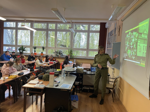 Funkcjonariuszka Placówki w Bielsku-Białej podczas prelekcji dla uczniów liceum Funkcjonariuszka Placówki w Bielsku-Białej podczas prelekcji dla uczniów liceum