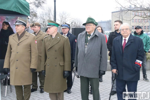 Z okazji Narodowego Dnia Pamięci Żołnierzy AK w Kuźni Raciborskiej pod Pomnikiem Zwycięstwa miał miejsce uroczysty Apel Wojskowy. Osoby stoją obok siebie. Cześć z nich jest ubrana w mundur a część w ubrania cywilne. Z okazji Narodowego Dnia Pamięci Żołnierzy AK w Kuźni Raciborskiej pod Pomnikiem Zwycięstwa miał miejsce uroczysty Apel Wojskowy. Osoby stoją obok siebie. Cześć z nich jest ubrana w mundur a część w ubrania cywilne.