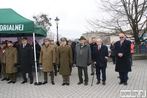 Z okazji Narodowego Dnia Pamięci Żołnierzy AK w Kuźni Raciborskiej pod Pomnikiem Zwycięstwa miał miejsce uroczysty Apel Wojskowy. Osoby stoją obok siebie. Cześć z nich jest ubrana w mundur a część w ubrania cywilne. Z okazji Narodowego Dnia Pamięci Żołnierzy AK w Kuźni Raciborskiej pod Pomnikiem Zwycięstwa miał miejsce uroczysty Apel Wojskowy. Osoby stoją obok siebie. Cześć z nich jest ubrana w mundur a część w ubrania cywilne.