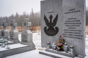 Grób z dwoma tablicami. Na lewej znajduje się orzeł w koronie a nad nim napis Gloria Victis. Na prawej napisy: W HOŁDZIE ŻOŁNIERZOM NIEZŁOMNYM. Tu spoczywają żołnierze i członkowie powojennych organizacji niepodległościowych zamordowanych przez reżim komunistyczny, ofiary zbrodni sądowych, skazani na śmierć i zapomnienie poprzez potajemny pochówek. Grób z dwoma tablicami. Na lewej znajduje się orzeł w koronie a nad nim napis Gloria Victis. Na prawej napisy: W HOŁDZIE ŻOŁNIERZOM NIEZŁOMNYM. Tu spoczywają żołnierze i członkowie powojennych organizacji niepodległościowych zamordowanych przez reżim komunistyczny, ofiary zbrodni sądowych, skazani na śmierć i zapomnienie poprzez potajemny pochówek.