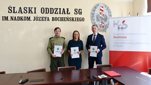 Od lewej gen. bryg. SG Andrzej Jakubaszek - Komendant Śląskiego Oddziału SG, Edyta Trzaskowska - Zastępca Dyrektora Izby Administracji Skarbowej, Rafał Sitko - Dyrektor Izby Administracji Skarbowej. Nad nimi napis Śląski Oddział Straży Granicznej, z prawej strony rollup Krajowej Administracji Skarbowej. Od lewej gen. bryg. SG Andrzej Jakubaszek - Komendant Śląskiego Oddziału SG, Edyta Trzaskowska - Zastępca Dyrektora Izby Administracji Skarbowej, Rafał Sitko - Dyrektor Izby Administracji Skarbowej. Nad nimi napis Śląski Oddział Straży Granicznej, z prawej strony rollup Krajowej Administracji Skarbowej.