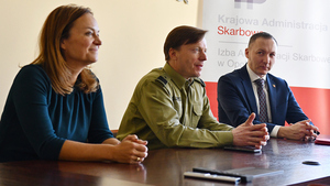 Od lewej Edyta Trzaskowska - Zastępca Dyrektora Izby Administracji Skarbowej, gen. bryg. SG Andrzej Jakubaszek - Komendant Śląskiego Oddziału SG, Rafał Sitko - Dyrektor Izby Administracji Skarbowej. Od lewej Edyta Trzaskowska - Zastępca Dyrektora Izby Administracji Skarbowej, gen. bryg. SG Andrzej Jakubaszek - Komendant Śląskiego Oddziału SG, Rafał Sitko - Dyrektor Izby Administracji Skarbowej.