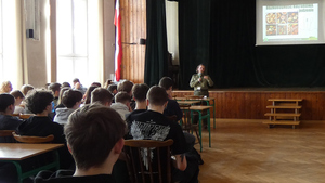 Funkcjonariusze Placówki SG w Bielsku-Białej podczas prelekcji dla uczniów klas IV w Zespole Szkół Ekonomicznych im. M. Kaleckiego w Bielsku-Białej Funkcjonariusze Placówki SG w Bielsku-Białej podczas prelekcji dla uczniów klas IV w Zespole Szkół Ekonomicznych im. M. Kaleckiego w Bielsku-Białej