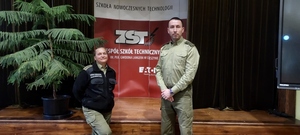 Funkcjonariusze Placówki SG w Bielsku-Białej podczas prelekcji dla klas technikum przy Zespole Szkół Technicznych im. płk. Gwido Langera w Cieszynie Funkcjonariusze Placówki SG w Bielsku-Białej podczas prelekcji dla klas technikum przy Zespole Szkół Technicznych im. płk. Gwido Langera w Cieszynie
