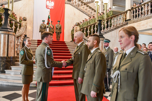 Komendant Śląskiego Oddziału SG, gen. bryg. SG Andrzej Jakubaszek wręcza nagrody za osiągnięcia sportowe Komendant Śląskiego Oddziału SG, gen. bryg. SG Andrzej Jakubaszek wręcza nagrody za osiągnięcia sportowe